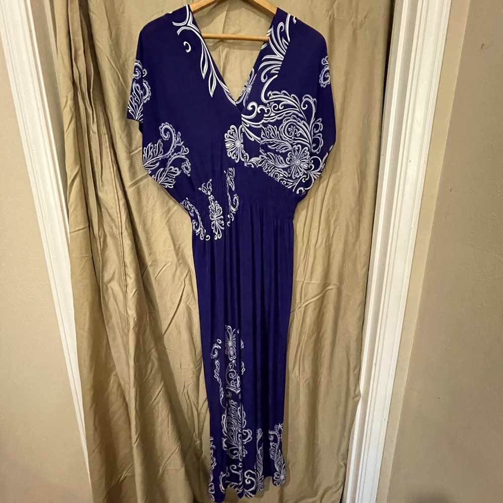 Monica brand, long, floral-print dress. Low-cut front. Women’s size XXL.